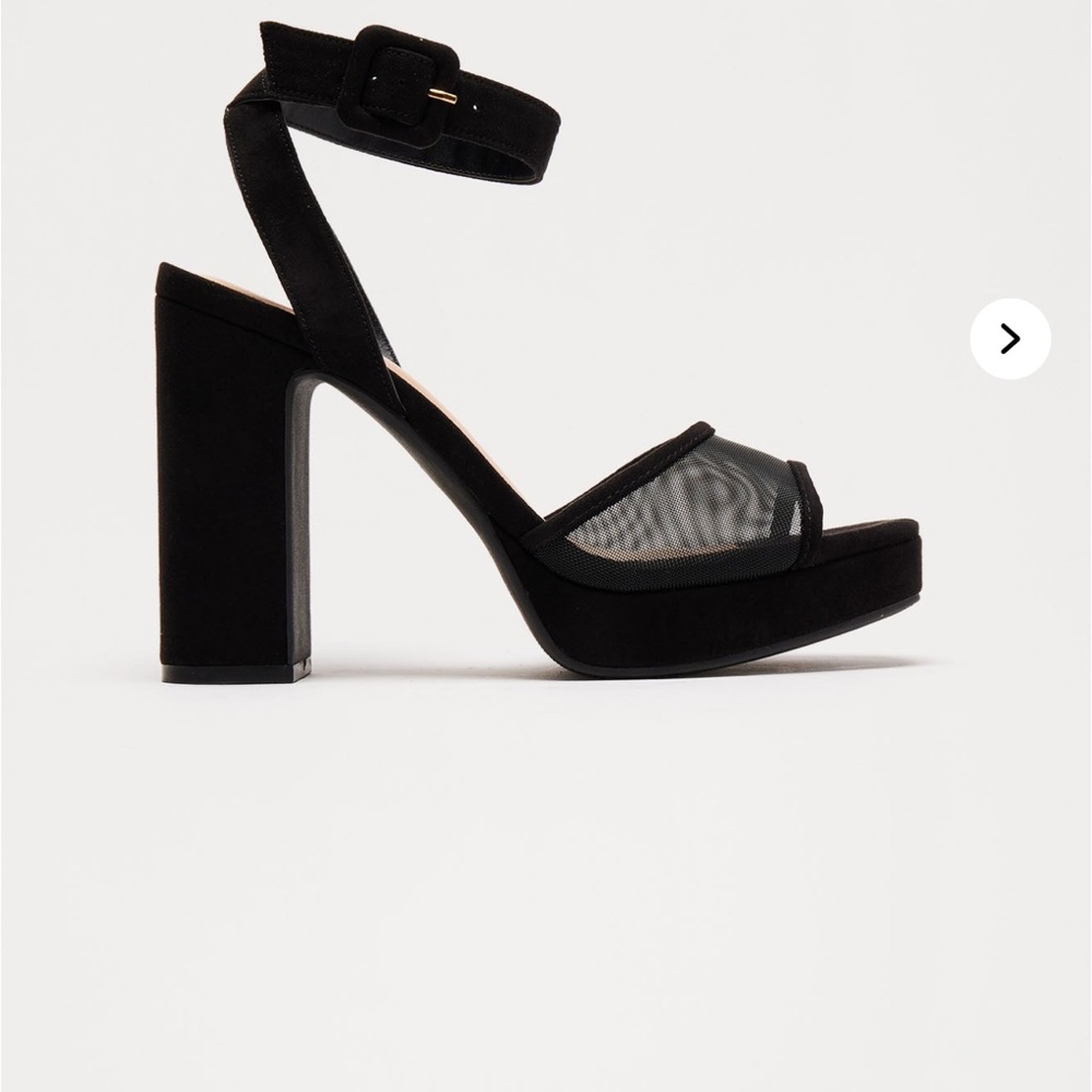 Platform heeled sandals black.